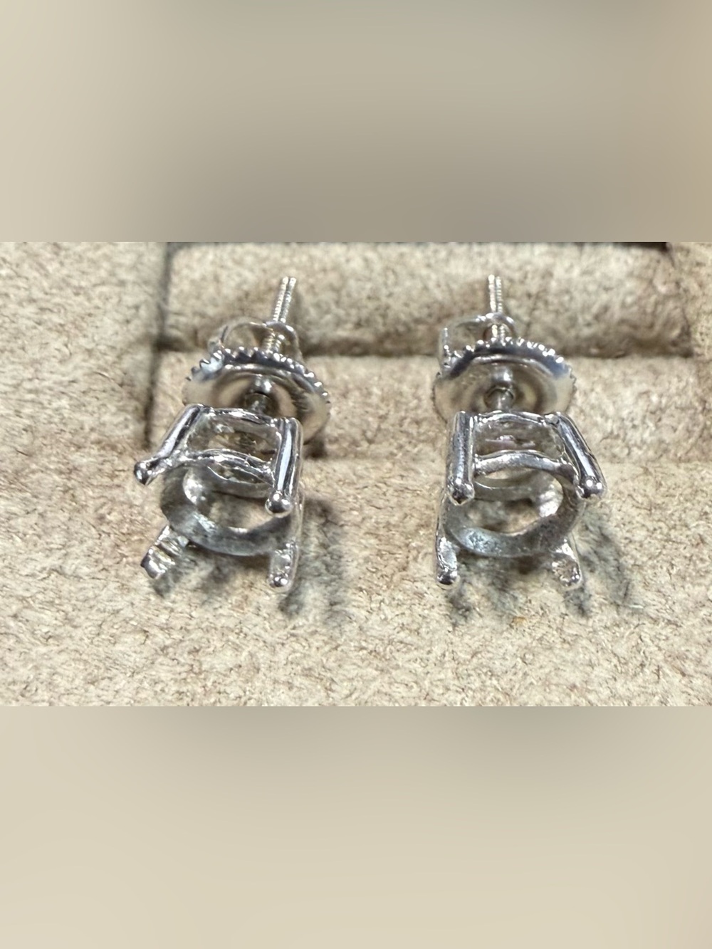 14k white gold Stud Earrings setting